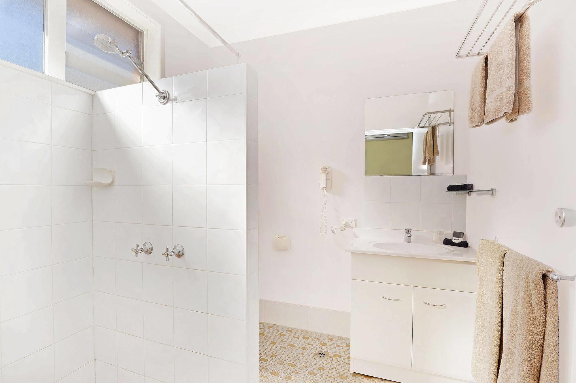 Wingham Motel Bagian luar foto